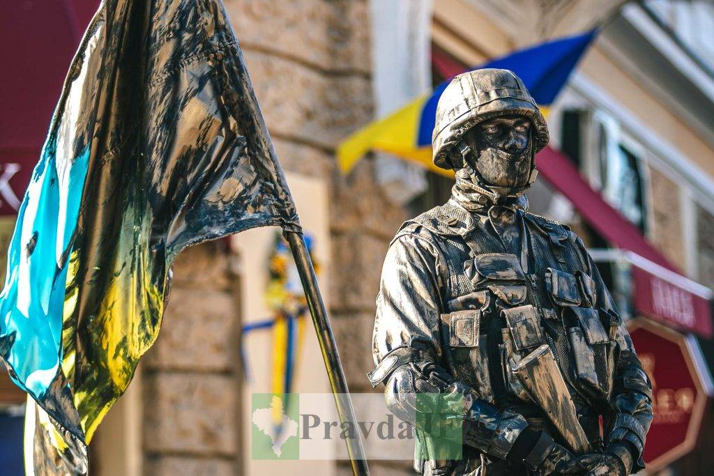 У центрі Франківська показали перформанс “живих скульптур”, присвячений захисникам України