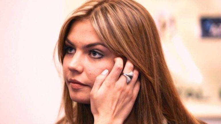 Аліна Кабаєва прийшла до музею із сумкою Valentino за 3650 доларів