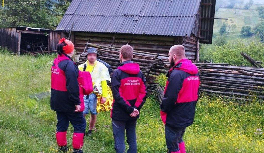 В Карпатах рятувальники допомагали туристу перейти бурхливу річку
