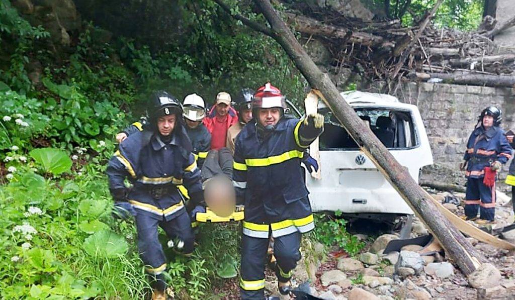 На Франківщині бус злетів з дороги, є постраждалі