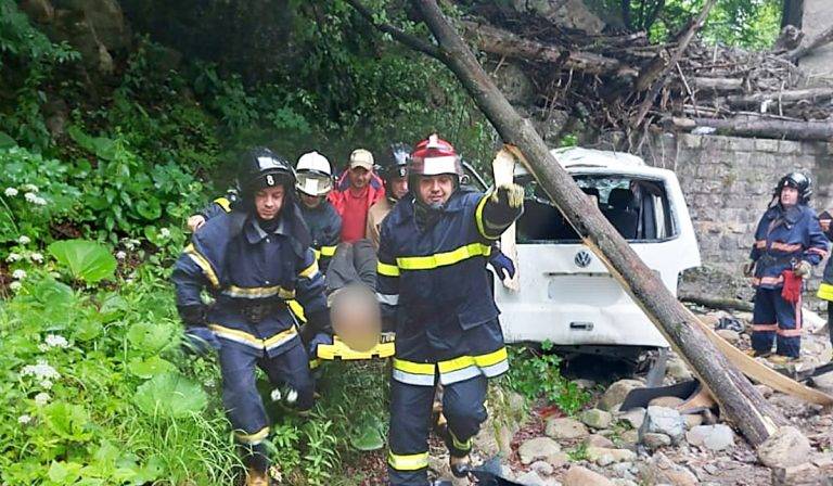 На Франківщині бус злетів з дороги, є постраждалі