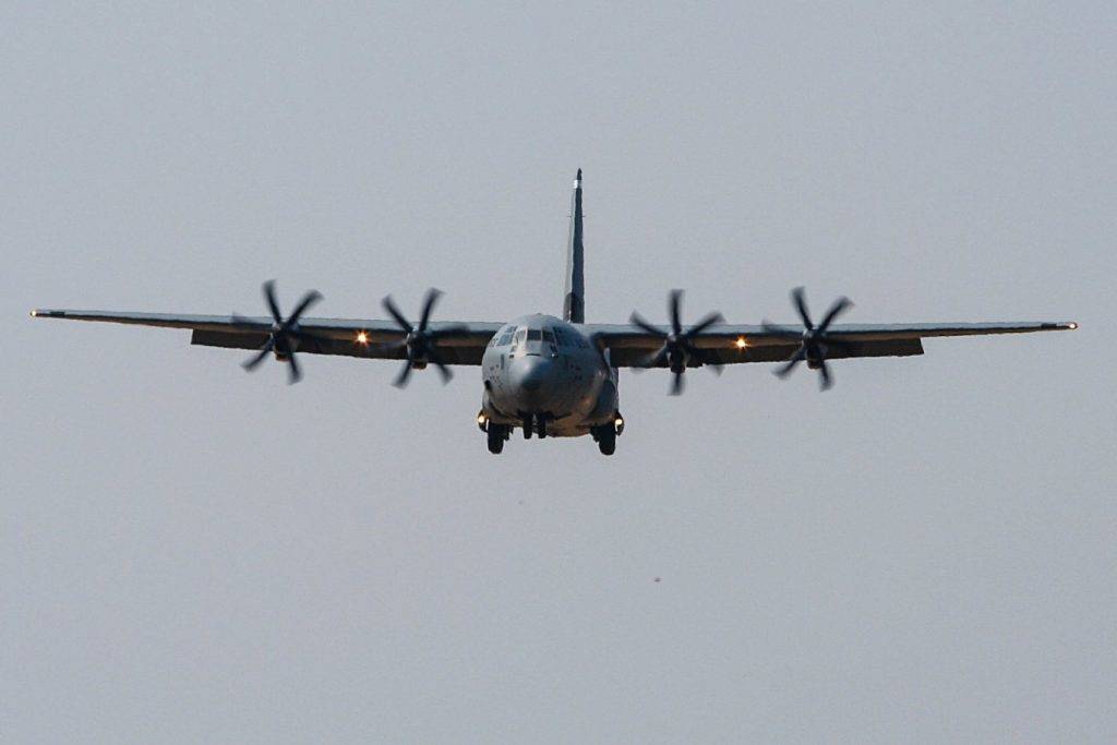 У Польщу прибув військовий британський літак зі РСЗВ для України,війна в україні,зброя для україни