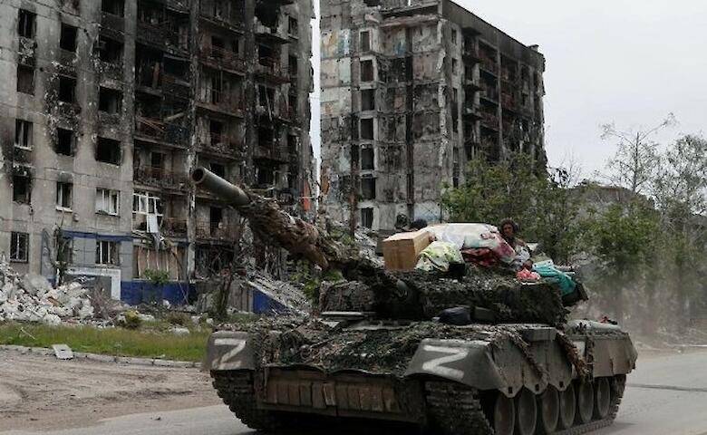 Біженка з Попасної впізнала на фото з танком РФ вкрадені з її квартири речі