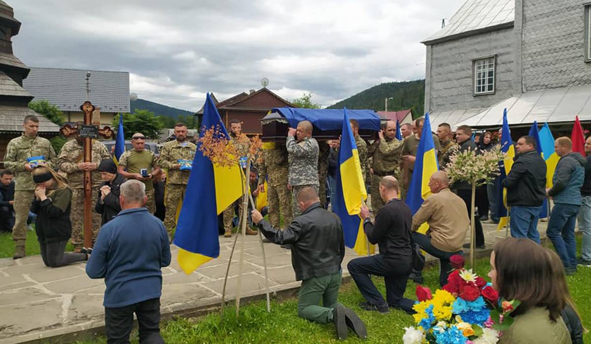 На Франківщині на колінах зустріли полеглих воїнів Миколу Вервегу та Євгена Рудзинського