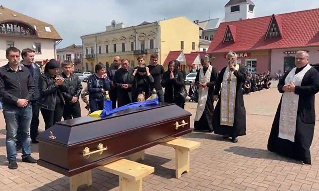 В Косові на колінах зустріли загиблого Героя Володимира Розвадовського