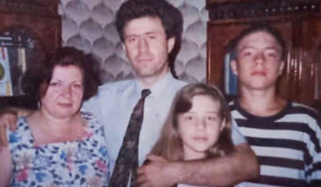 Із довгим волоссям та в обіймах тата: Тіна Кароль показала дитяче фото