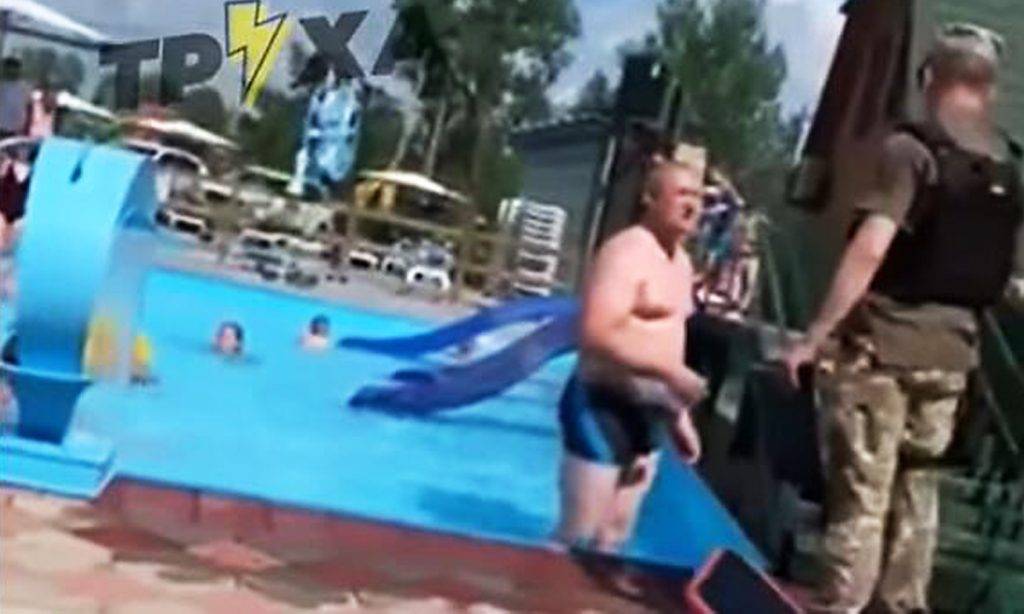 В Карпатах повістки вручали відпочивальникам біля басейну, – соцмережі 