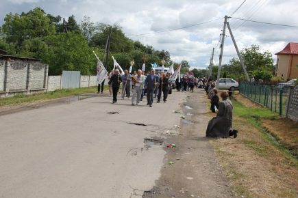 Сотні прикарпатців на колінах зустріли тіло загиблого Героя,загинув на війні,Богдан Янишин