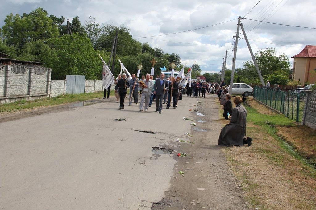 Сотні прикарпатців на колінах зустріли тіло загиблого Героя,загинув на війні,Богдан Янишин