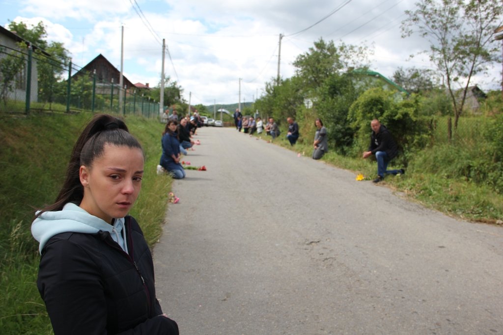 Сотні прикарпатців на колінах зустріли тіло загиблого Героя,загинув на війні,Богдан Янишин