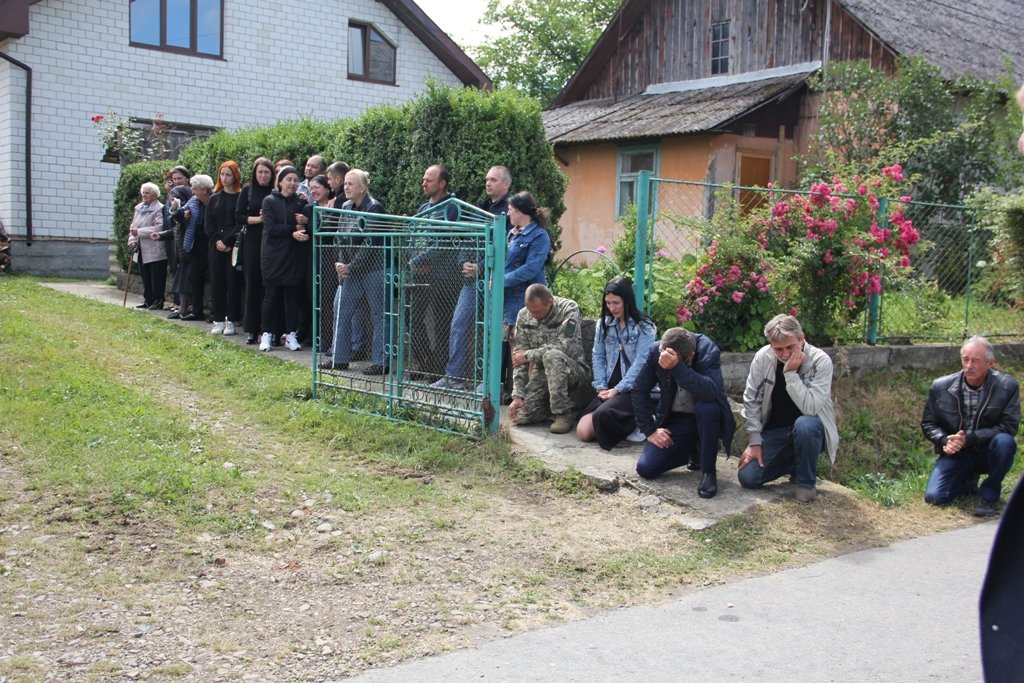 Сотні прикарпатців на колінах зустріли тіло загиблого Героя,загинув на війні,Богдан Янишин