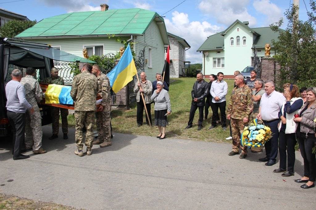 Сотні прикарпатців на колінах зустріли тіло загиблого Героя,загинув на війні,Богдан Янишин
