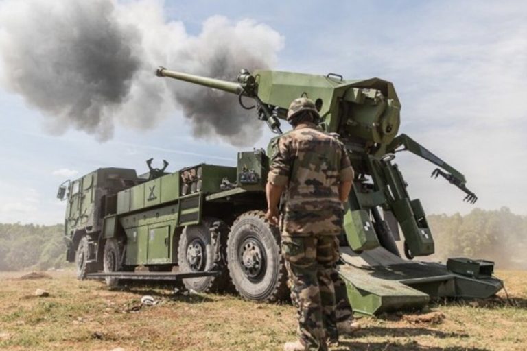 Макрон заявив, що Україна отримає в рамках нового пакета військової допомоги 6 гаубиць Caesar і бронетехніку