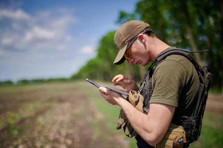 Як бійцям безпечно користуватись мобільним телефоном та інтернетом, зокрема в зоні активних бойових дій