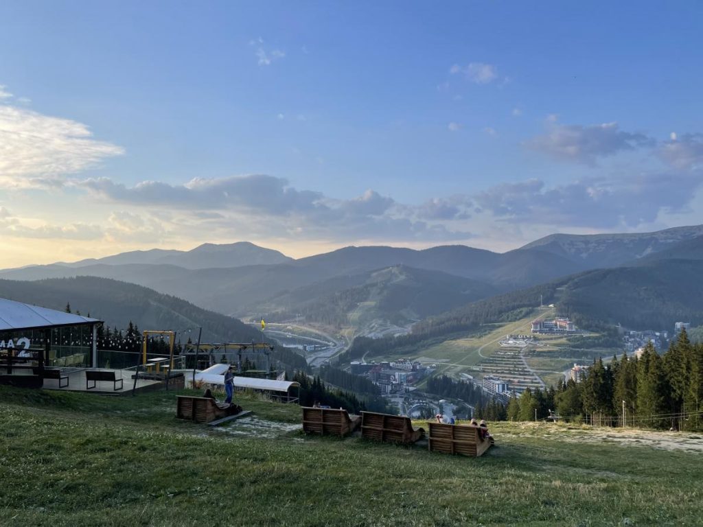 Який вигляд має влітку популярний гірськолижний курорт Буковель,карпати,відпочинок у буковелі