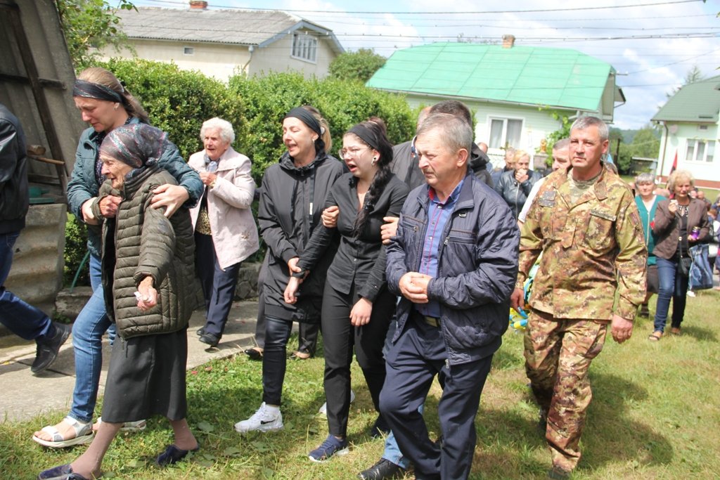 Сотні прикарпатців на колінах зустріли тіло загиблого Героя,загинув на війні,Богдан Янишин