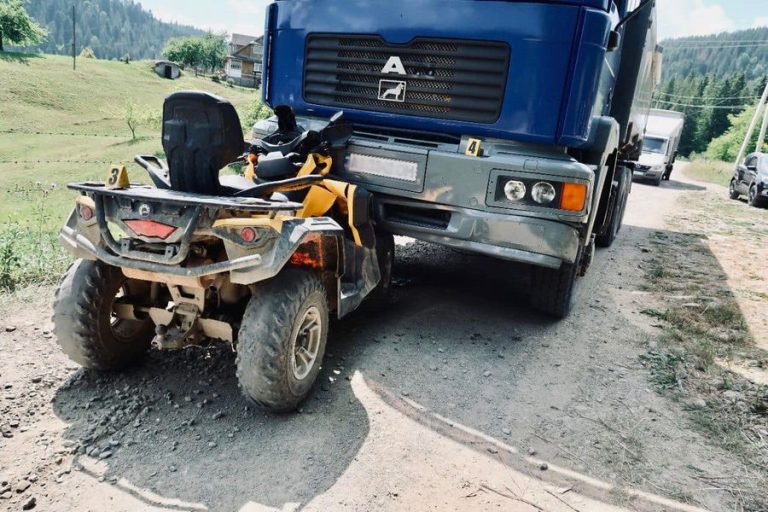 У курортному Яремче п’яний водій квадроцикла спричинив ДТП із вантажівкою