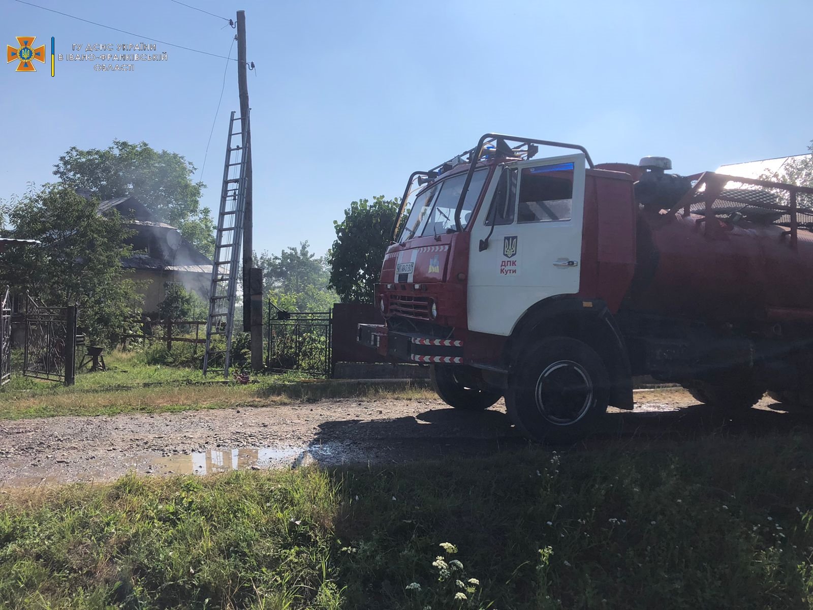 На Косівщині спалахнув житловий будинок: з вогнем боролись 11 рятувальників