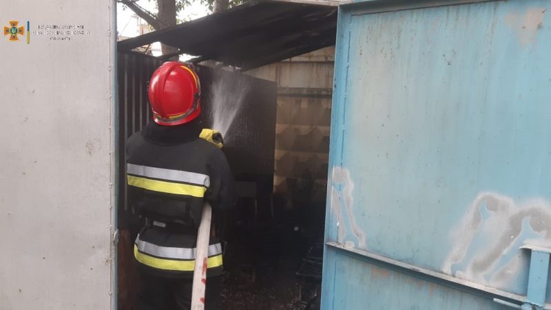 На Вовчинецькій вогнеборці ліквідували загоряння дощок та гаражної прибудови 