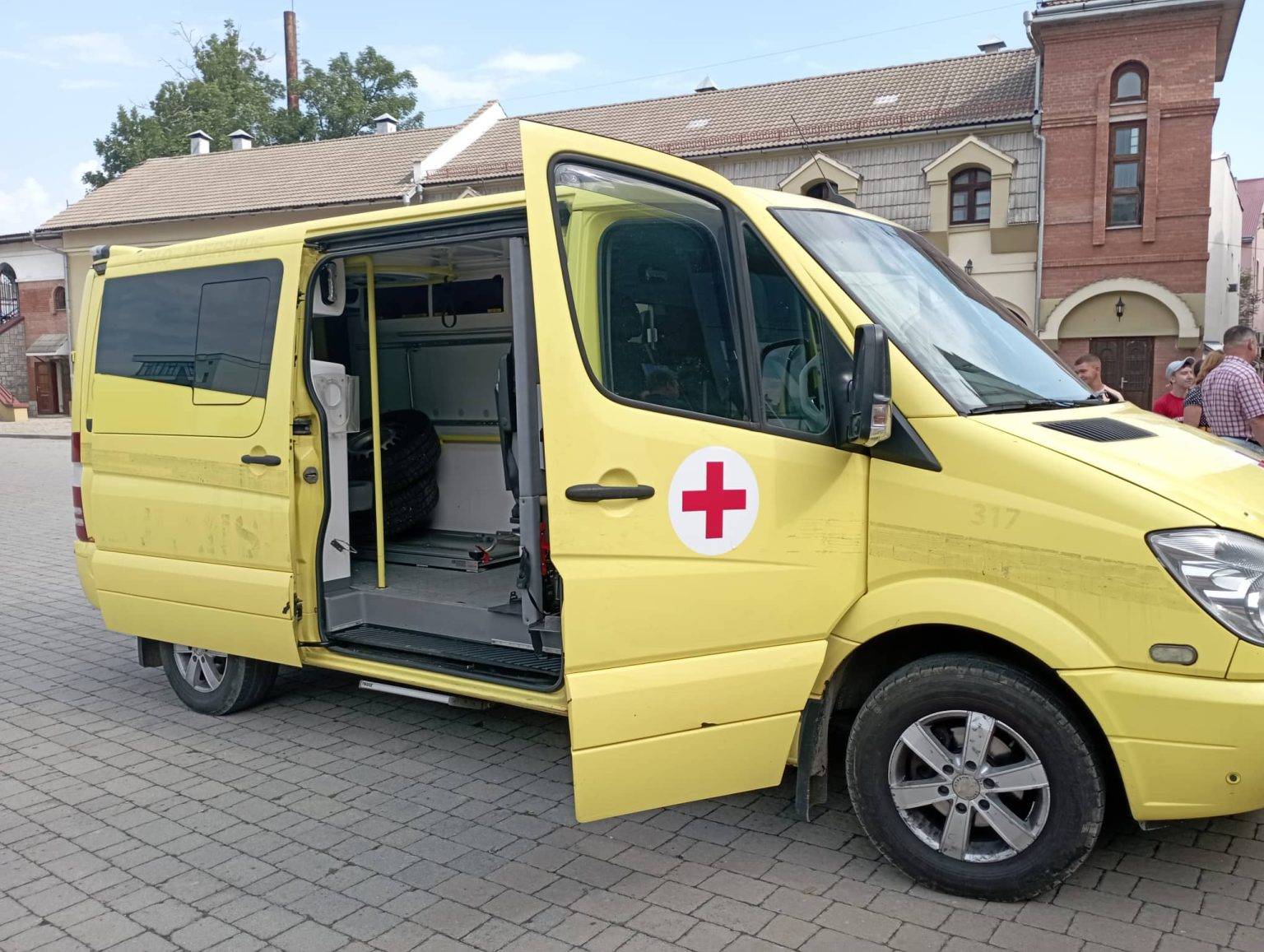 Коваль із Швеції подарував ЗСУ автомобіль швидкої допомоги