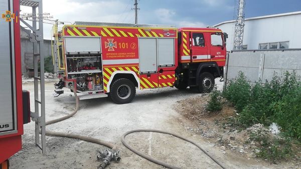 На Вовчинецькій вогнеборці ліквідували загоряння дощок та гаражної прибудови 