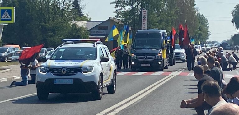 Мешканців Брошнів-Осади закликають гідно провести в останню путь захисника Назара Курташа