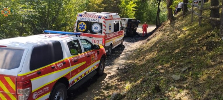 У гірському прикарпатському селі загорілась автівка екстреної медичної допомоги