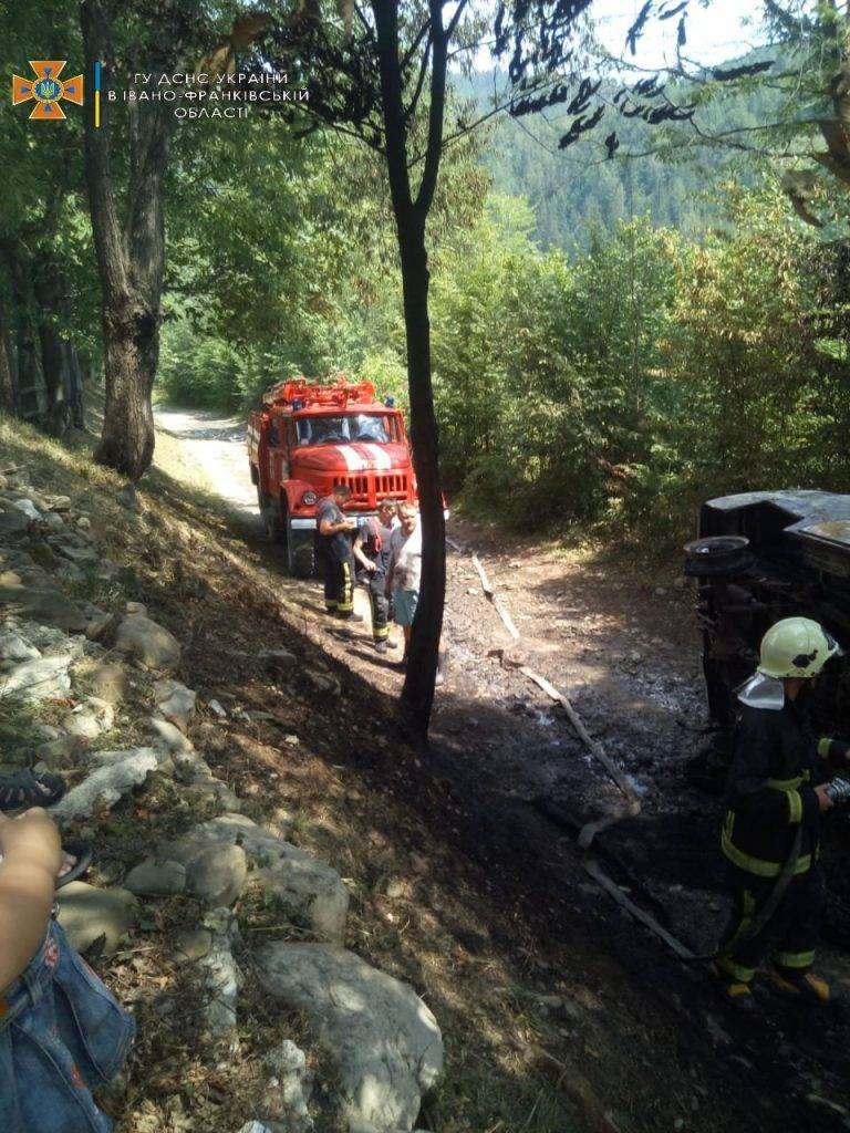 У гірському прикарпатському селі загорілась автівка екстреної медичної допомоги