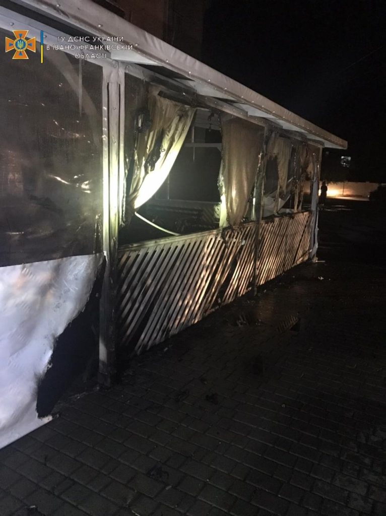 Серед ночі у Франківську загорівся літній майданчик кафе