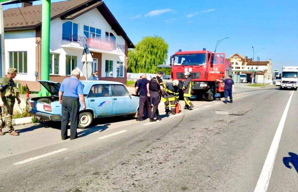 На блокпості у Снятині спалахнув автомобіль, водія вдалось врятувати