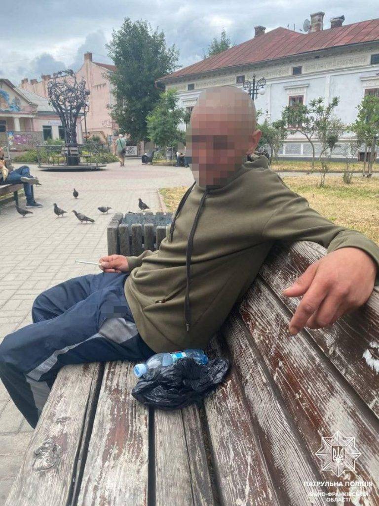 Франківські патрульні затримали підозрілого чоловіка, якого розшукували в сусідній області