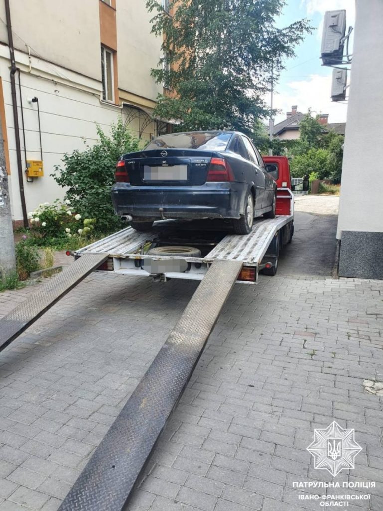 У Франківську зупинили п'яного водія з "липовими" документами