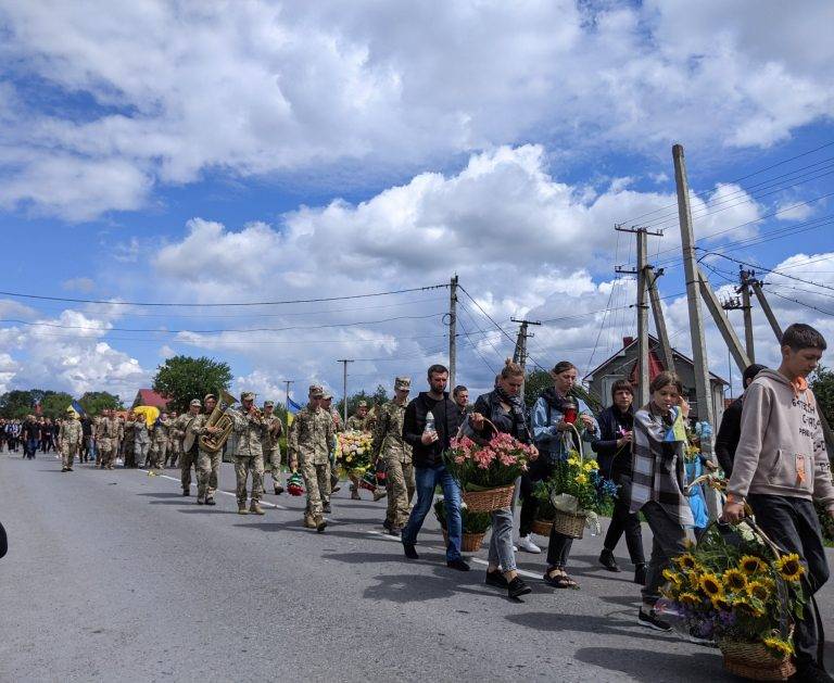 На Франківщині провели в останню путь бійця "десятки", який загинув внаслідок артилерійського обстрілу