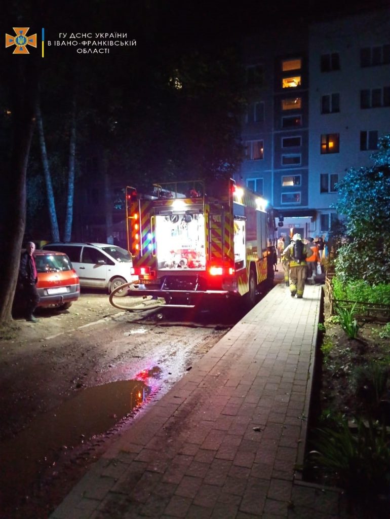 Цієї ночі у Франківську з охопленої вогнем квартири врятували двох людей