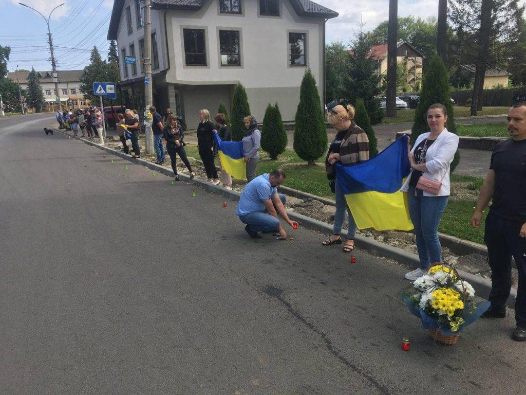 У Вигодській громаді живим коридором зустріли тіло Героя Романа Шикерука