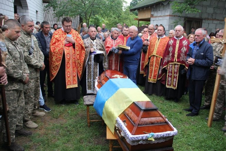 У Болехівській громаді провели в останню дорогу бійця, чиє життя обірвалося через війну