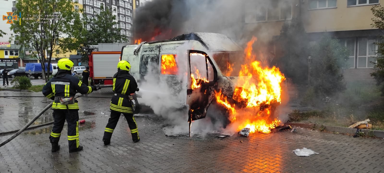 Ранок почався з вибуху: з’явилося відео пожежі мікроавтобуса на Довженка