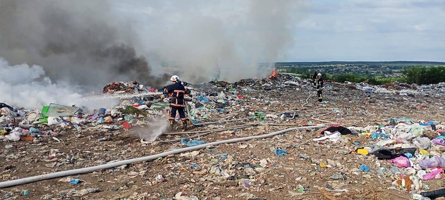 У Тлумачі рятувальники гасили пожежу на сміттєвалищі ФОТО