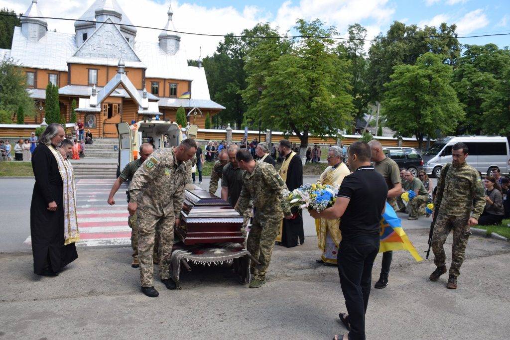 Верховинці на колінах зустріли тіло загиблого на війні художника Тараса Стефанюка ФОТО