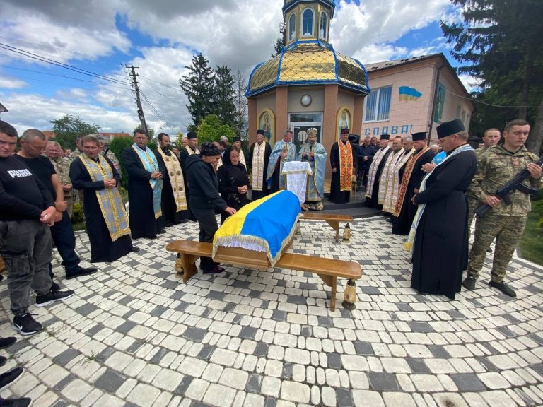 У Городенці на колінах та зі сльозами на очах зустріли загиблого захисника