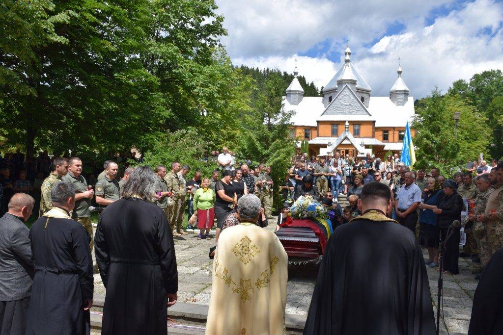 Верховинці на колінах зустріли тіло загиблого на війні художника Тараса Стефанюка ФОТО