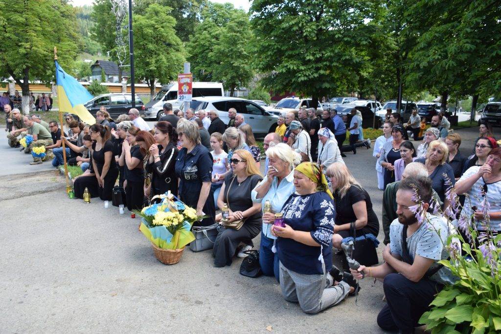 Верховинці на колінах зустріли тіло загиблого на війні художника Тараса Стефанюка ФОТО