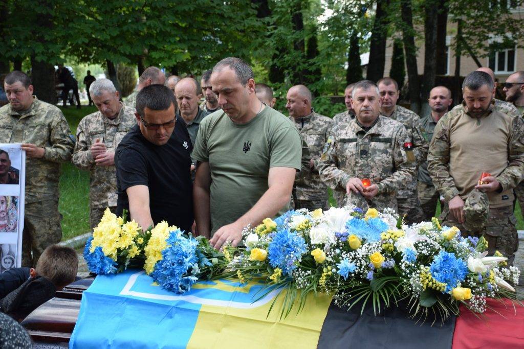 Верховинці на колінах зустріли тіло загиблого на війні художника Тараса Стефанюка ФОТО