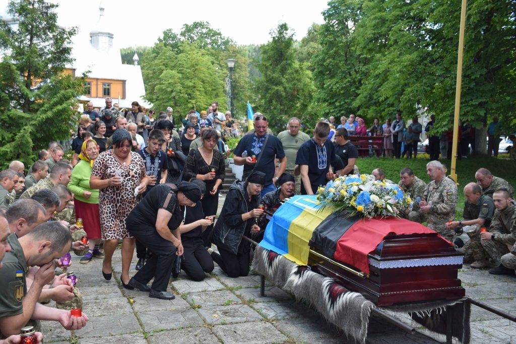 Верховинці на колінах зустріли тіло загиблого на війні художника Тараса Стефанюка ФОТО