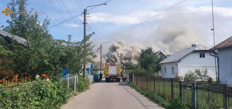 У Надвірній 16 вогнеборців гасили пожежу житлового будинку ФОТО, ВІДЕО