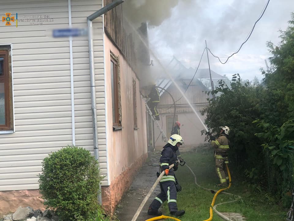 У Надвірній 16 вогнеборців гасили пожежу житлового будинку ФОТО, ВІДЕО