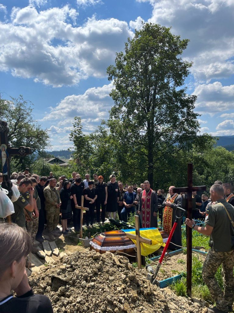 На Франківщині сотні людей провели в останню путь військового Олександра Простака