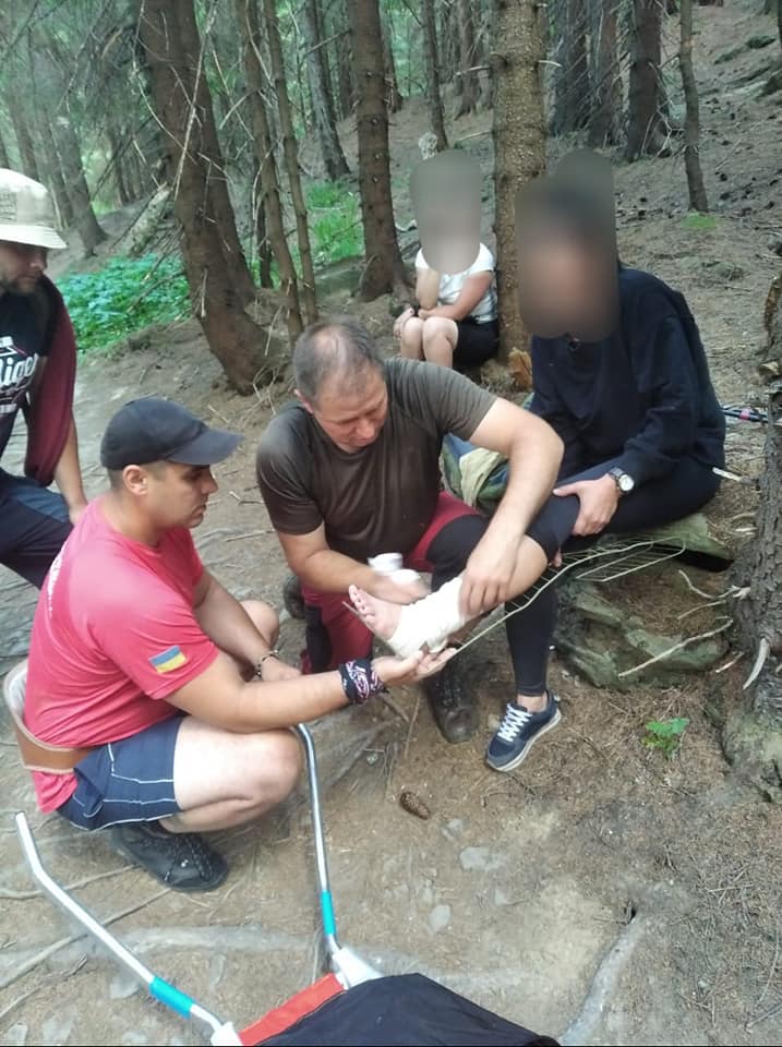 Прикарпатські рятувальники транспортували травмовану жінку в горах