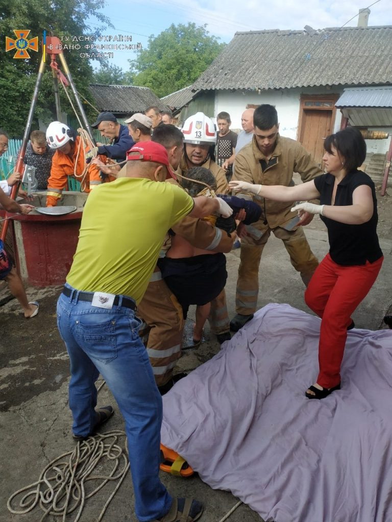 На Франківщині рятувальники дістали літню жінку з восьмиметрового колодязя