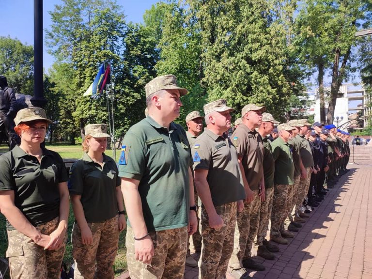 У Меморіальному сквері Івано-Франківська пролунав "Дзвін пам’яті" за всіма захисниками України